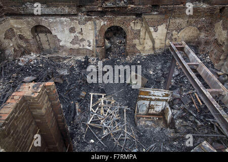 Due giorni dopo il devastante incendio a Clandon Park, Surrey. Un incendio scoppiato mercoledì 29 aprile a Clandon Park, un palazzo del XVIII secolo. La propagazione del fuoco attraverso la costruzione e causato danni significativi. Clandon Park era uno dei paesi più co Foto Stock