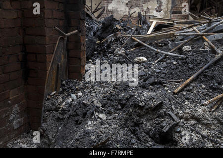 Due giorni dopo il devastante incendio a Clandon Park, Surrey. Un incendio scoppiato mercoledì 29 aprile a Clandon Park, un palazzo del XVIII secolo. La propagazione del fuoco attraverso la costruzione e causato danni significativi. Clandon Park era uno dei paesi più co Foto Stock