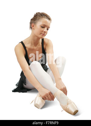 Giovane ballerina mette sulla Pointe. Isolato su sfondo bianco Foto Stock