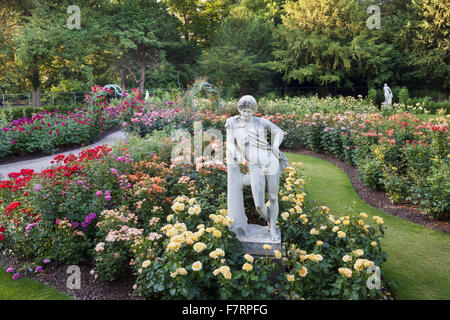 Il Giardino delle Rose in estate a Cliveden, Buckinghamshire. Annidato in alto sopra il fiume Tamigi con viste panoramiche sulla campagna del Berkshire, questi giardini cattura la grandezza di un'era andata. Foto Stock