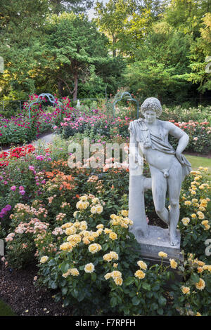 Il Giardino delle Rose in estate a Cliveden, Buckinghamshire. Annidato in alto sopra il fiume Tamigi con viste panoramiche sulla campagna del Berkshire, questi giardini cattura la grandezza di un'era andata. Foto Stock