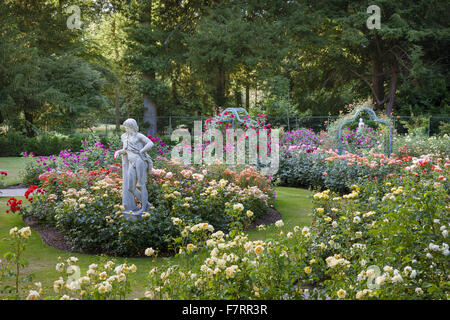 Il Giardino delle Rose in estate a Cliveden, Buckinghamshire. Annidato in alto sopra il fiume Tamigi con viste panoramiche sulla campagna del Berkshire, questi giardini cattura la grandezza di un'era andata. Foto Stock