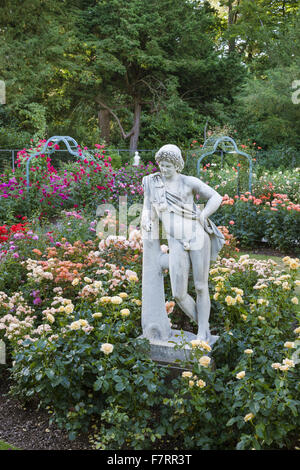 Il Giardino delle Rose in estate a Cliveden, Buckinghamshire. Annidato in alto sopra il fiume Tamigi con viste panoramiche sulla campagna del Berkshire, questi giardini cattura la grandezza di un'era andata. Foto Stock