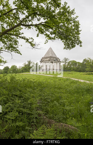 Cobham Legno e Mausoleo, Kent. Una volta parte di una famiglia di Darnley's wagon, il bosco si apre fino alle viste del mausoleo, progettata da James Wyatt. Foto Stock