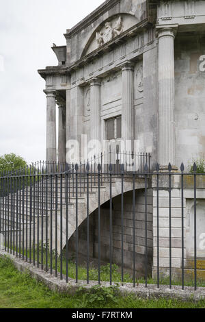 Cobham Legno e Mausoleo, Kent. Una volta parte di una famiglia di Darnley's wagon, il bosco si apre fino alle viste del mausoleo, progettata da James Wyatt. Foto Stock