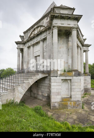 Cobham Legno e Mausoleo, Kent. Una volta parte di una famiglia di Darnley's wagon, il bosco si apre fino alle viste del mausoleo, progettata da James Wyatt. Foto Stock