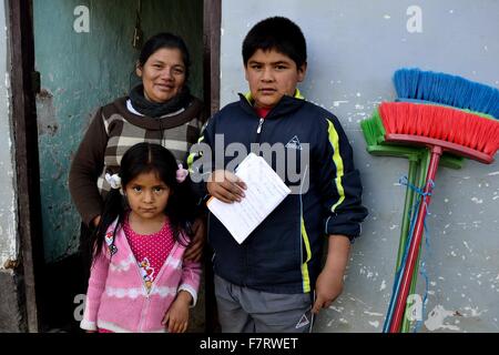 Venditore di scope - Mercato di Ayabaca Affitto. Dipartimento di Piura .PERÙ Foto Stock