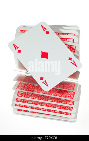 Carte da gioco sullo sfondo bianco con un ace sulla parte superiore del deck Foto Stock