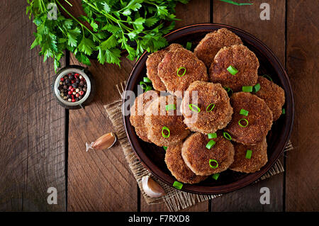 Succosa deliziose costolette di carne su un tavolo in legno in stile rustico. Vista dall'alto. Foto Stock