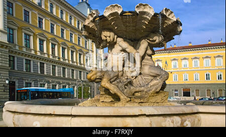 Trieste, Italia - Piazza Vittorio Veneto in città vecchia con Post Palace e la monumentale fontana Tritons Foto Stock