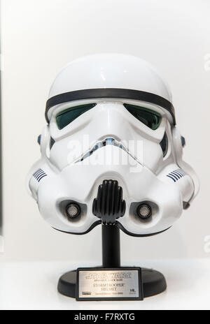 New York, Stati Uniti d'America. Dicembre 2nd, 2015, Sotheby's ha unito le forze con il designer giapponese NIGO allo stadio è la prima asta dedicata alla ' Star Wars, ' collectables. Questa voce di Star Wars una nuova speranza Stormtrooper casco, Master repliche, 2007 è stimato a $ 400.00 - 600.00 dollari Credito: Scott Houston/Alamy Live News Foto Stock