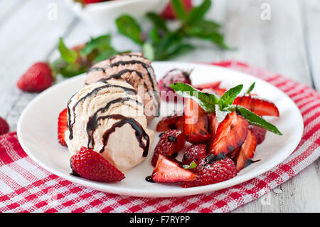 Cialde belghe con fragole e gelati su piastra bianca. Foto Stock