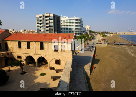 Vista da Larnaca Fort cercando lungo la promenade Finikoudas Foto Stock