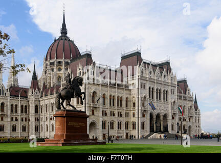 Parlament, Országház, e la statua equestre di Kossuth Lajos tér in Budapest, Ungheria dall'UNESCO patrimonio mondiale Foto Stock