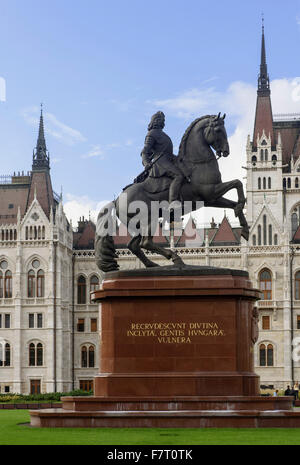 Parlament, Országház, e la statua equestre di Kossuth Lajos tér in Budapest, Ungheria dall'UNESCO patrimonio mondiale Foto Stock