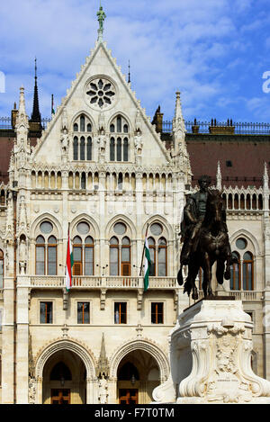 Statua del conte Andrássy Gyula al Parlamento, Országház, a Kossuth Lajos tér in Budapest, Ungheria dall'UNESCO patrimonio mondiale Foto Stock