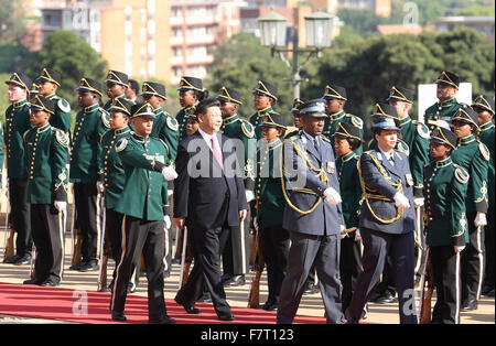 Pretoria, Sud Africa. 2° dic, 2015. Il presidente cinese Xi Jinping ispeziona la guardia d'onore durante una cerimonia di benvenuto dal suo sud controparte africana Jacob Zuma prima i colloqui a Pretoria, Sud Africa, Dicembre 2, 2015. © Huang Jingwen/Xinhua/Alamy Live News Foto Stock