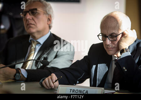 Roma, Italia. 02Dec, 2015. Premere il tasto Conferenza per presentare il Giubileo Hall di gestione. Presente il prefetto di Roma, Franco Gabrielli (non visibile), la straordinaria capitale della Roma, Francesco Paolo Tronca (R) e il presidente e amministratore delegato di Sogei. Oltre due mila ufficiali di polizia sono per essere distribuito a Roma come parte di inasprimento delle misure di sicurezza davanti al Papa il prossimo Giubileo. Milioni di pellegrini sono attesi a convergere a Roma per l'Anno Santo a partire dal 8 dicembre. © India: Lucknow Agra expressway/Alamy Live News Foto Stock