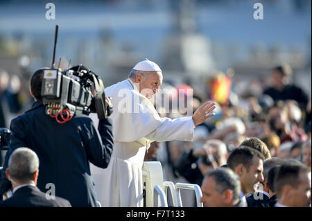 Città del Vaticano. 02Dec, 2015. Papa Francesco durante l udienza generale di mercoledì in Piazza San Pietro in Vaticano sul dicembre 02, 2015 Credit: Silvia Lore'/Alamy Live News Foto Stock