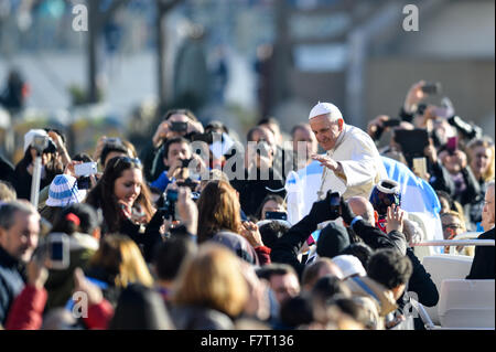 Città del Vaticano. 02Dec, 2015. Papa Francesco durante l udienza generale di mercoledì in Piazza San Pietro in Vaticano sul dicembre 02, 2015 Credit: Silvia Lore'/Alamy Live News Foto Stock