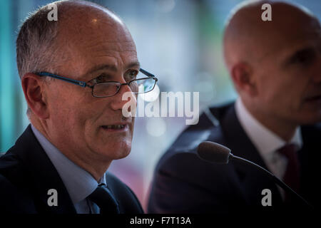 Roma, Italia. 02Dec, 2015. Una conferenza stampa per presentare il Giubileo Hall di gestione. Presente il prefetto di Roma, Franco Gabrielli. Franco Gabrielli è un poliziotto italiano. Egli è stato direttore del Sisde e prefetto di L'Aquila. Nel novembre 2010, è stato nominato chef italiano della Protezione Civile. Oltre due mila ufficiali di polizia sono per essere distribuito a Roma come parte di inasprimento delle misure di sicurezza davanti al Papa il prossimo Giubileo. Milioni di pellegrini sono attesi a convergere a Roma per l'Anno Santo a partire dal 8 dicembre. © India: Lucknow Agra expressway/Alamy Live News Foto Stock