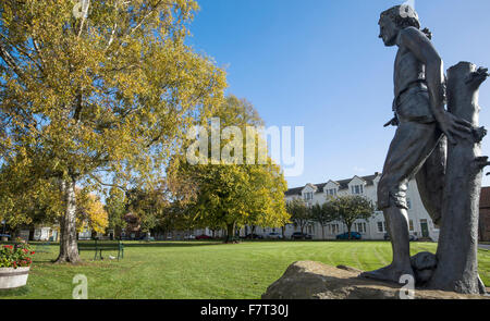 Alta Green Great Ayton in autunno, North Yorkshire e il giovane James Cook statua da Nicholas Dimbleby Foto Stock