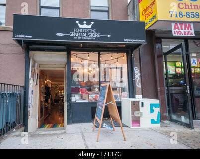 Un cane Parker kennel al di fuori del Fort Greene General Store di Brooklyn a New York Sabato 28 Novembre, 2015. Il canile, che carica di minuto in minuto o ora, consente di parcheggiare il vostro compagno canino mentre si svolgono le commissioni o avere il brunch con i vostri amici in luoghi che non permettono cani. Finora le loro sono due canili in Fort Greene, Brooklyn con i piani per l'espansione. (© Richard B. Levine) Foto Stock