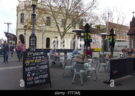 Un cafe/bar su Brunswick Street a Fitzroy Melbourne Australia in inverno. Foto Stock