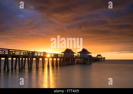 Tramonto sul molo e il Golfo del Messico, Naples, Florida, Stati Uniti d'America Foto Stock
