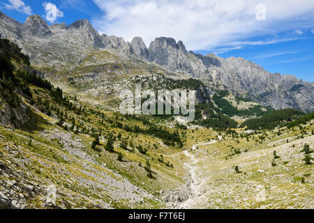 Vista Montagna da Runica, Ropojana valle verso Karanfili montagne, Theth, Thethi Parco Nazionale, Alpi Albanesi, Prokletije Foto Stock