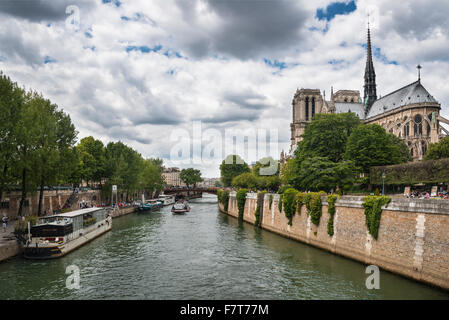 Case galleggianti sulla Senna, la cattedrale di Notre Dame, Paris, Francia Foto Stock