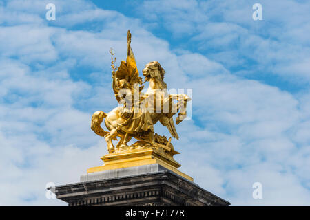 Golden statua equestre sul Pont Alexandre, Parigi, Francia Foto Stock