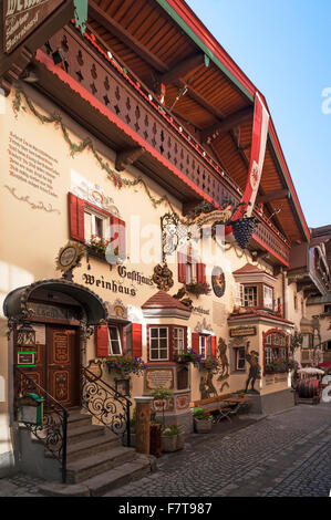 Vista in un vicolo del centro storico, Römerhofgasse, Distretto di Kufstein, Tirolo, Austria Foto Stock