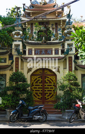 Hanoi, Vietnam: un piccolo tempio ornato su di una strada nella città vecchia di Hanoi e Foto Stock