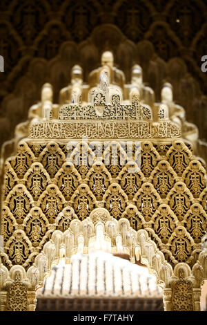 Immagine ravvicinata di alcune decorazioni arabe presso il palazzo di Alhambra di Granada, Spagna. Foto Stock