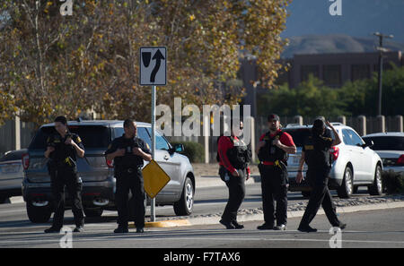 San Bernardino, Stati Uniti d'America. 2° dic, 2015. Poliziotti di guardia vicino alla scena di un tiro in San Bernardino città del sud della California, negli Stati Uniti il 2 dicembre, 2015. Almeno 14 persone sono state uccise e 14 altri feriti in una sparatoria mercoledì a San Bernardino città della California Meridionale e fino a tre tiratori sono ancora attivi, la polizia ha detto. Credito: Yang Lei/Xinhua/Alamy Live News Foto Stock