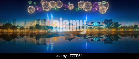 Bellissimi fuochi d'artificio sopra la città di Kuala Lumpur skyline notturno, Malaysia