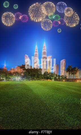 Bellissimi fuochi d'artificio sopra la città di Kuala Lumpur skyline notturno, Malaysia