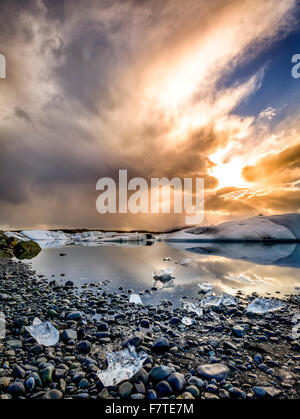 Iceberg galleggianti in laguna di Jokulsarlon dalla costa meridionale dell'Islanda Foto Stock