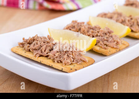 Carni di tonno sul cracker come snack o antipasto Foto Stock