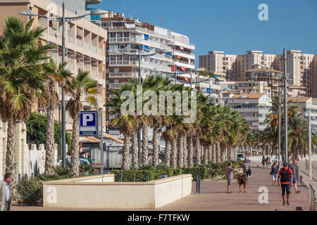 La Vila Joiosa o Villajoyosa, Alicante, Spagna. Un resort costiero con coloratissime case di pescatori tumbling giù per le spiagge dorate Foto Stock