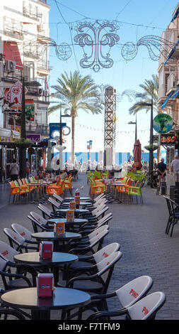 Benidorm Alicante provincia Costa Blanca Spagna. Scena di strada con vuoto cafe tavoli fuori in strada pedonale Foto Stock