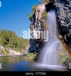 affiorare in cascata lungo una scogliera nel fiume soleggiato lungo la montagna rocciosa vicino augusta, montana Foto Stock
