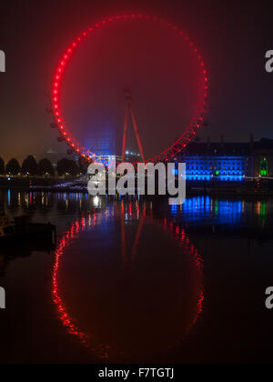 Uno strato di nebbia discese su Londra con conseguente scarsa visibilità su Vauxhall Bridge Road. Le cime del Big Ben e il London Eye è scomparso sotto la coperta di densa nebbia. Dotato di: Vista Dove: Londra, Regno Unito quando: 02 Nov 2015 Foto Stock