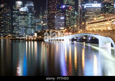 Una bella vista notturna di Singapore marina modo con esplanade, Marina Bay sabbia e ponte di illuminazione Foto Stock