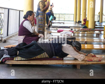 Pregando buddisti femmina al monastero di Dharamsala in India Foto Stock