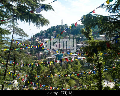 Vista al dalai lama monastero e bandiere di preghiera in mcleod ganj india Foto Stock