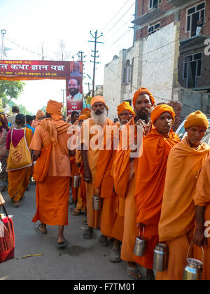 I santi uomini in attesa di cibo a Kumbh Mela Festival a haridwar india Foto Stock