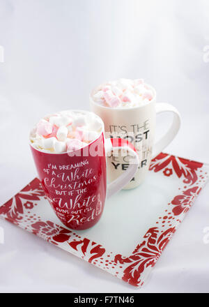 Cioccolata calda sulla piastra di Natale con marshmallows e della crema di latte Foto Stock