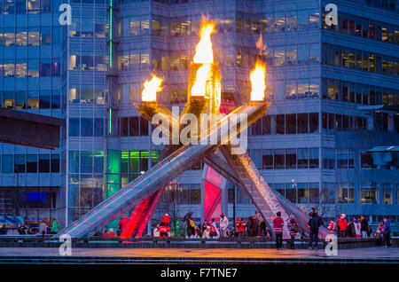 I Canadesi festeggiano il 2014 Olympic Hockey medaglie d oro raccogliendo al 2010 fiamma olimpica calderone in Vancouver, British Co Foto Stock